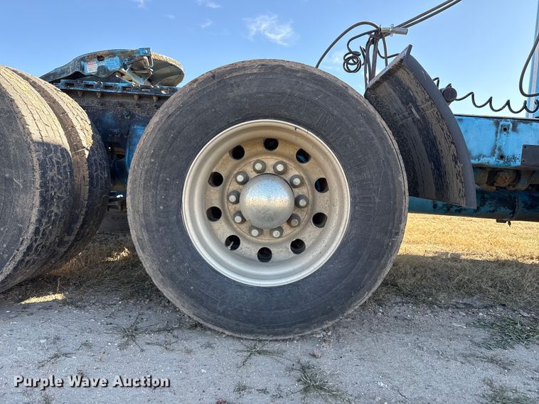 image for item EP0967 2005 Freightliner Columbia semi truck