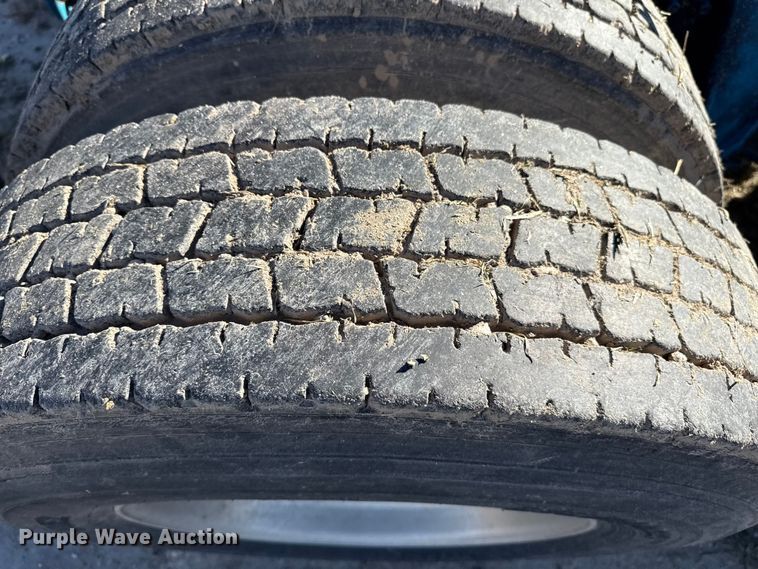 image for item EP0967 2005 Freightliner Columbia semi truck