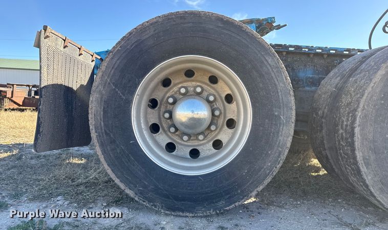 image for item EP0967 2005 Freightliner Columbia semi truck