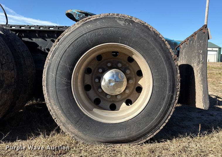 image for item EP0967 2005 Freightliner Columbia semi truck