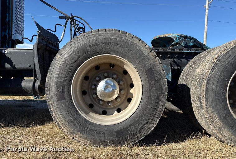 image for item EP0967 2005 Freightliner Columbia semi truck