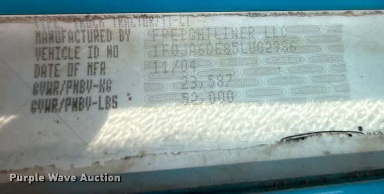 image for item EP0967 2005 Freightliner Columbia semi truck