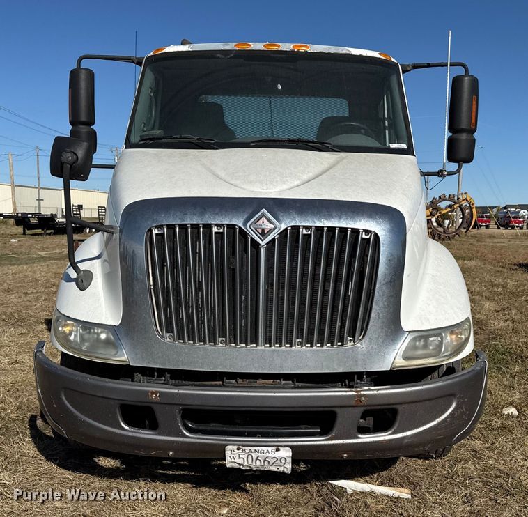 image for item EP0969 2005 International 8600 flatbed truck