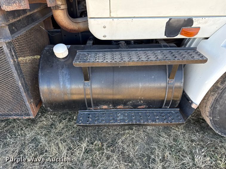 image for item EP0969 2005 International 8600 flatbed truck