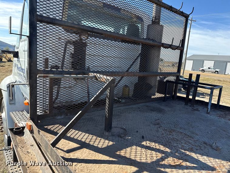 image for item EP0969 2005 International 8600 flatbed truck