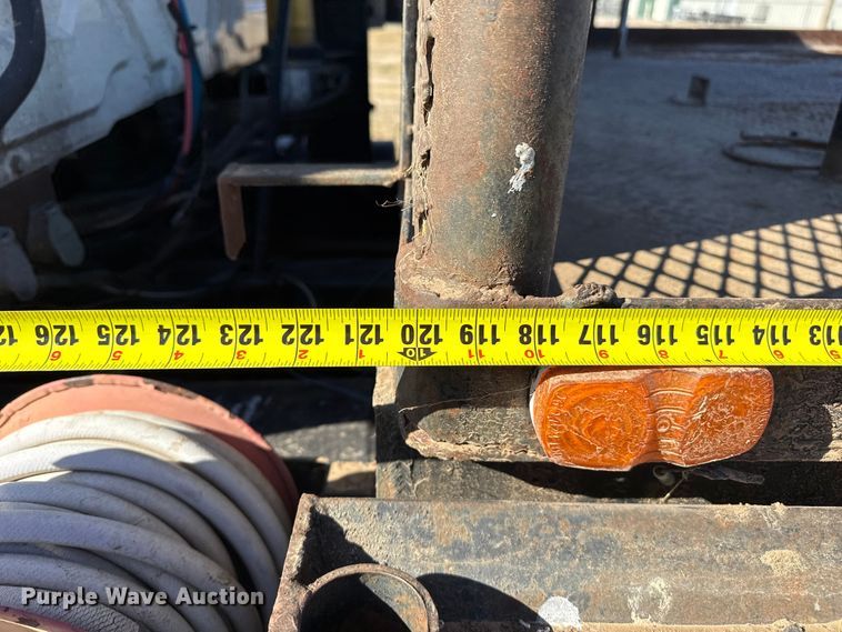 image for item EP0969 2005 International 8600 flatbed truck