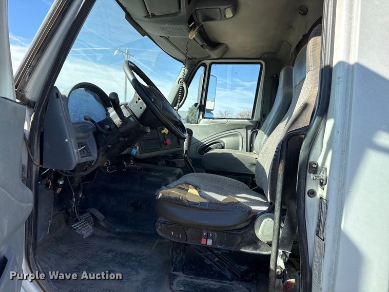 image for item EP0969 2005 International 8600 flatbed truck