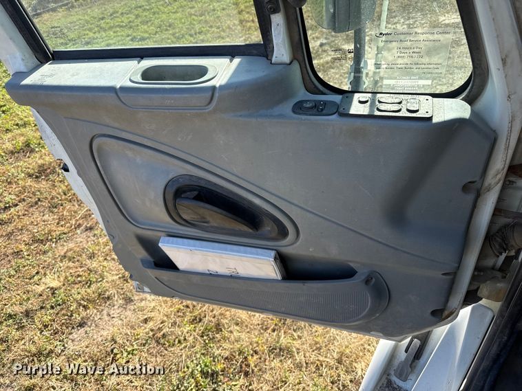 image for item EP0969 2005 International 8600 flatbed truck