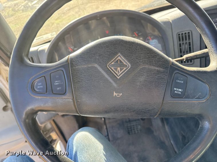 image for item EP0969 2005 International 8600 flatbed truck