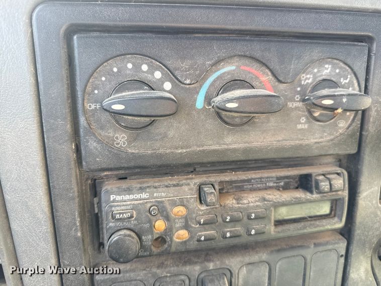 image for item EP0969 2005 International 8600 flatbed truck