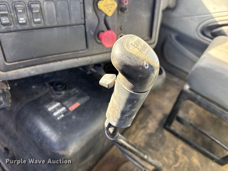 image for item EP0969 2005 International 8600 flatbed truck