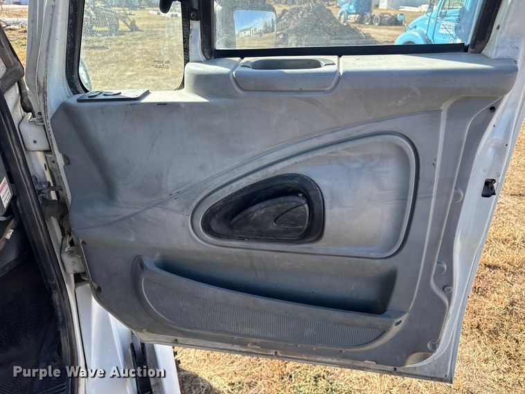 image for item EP0969 2005 International 8600 flatbed truck