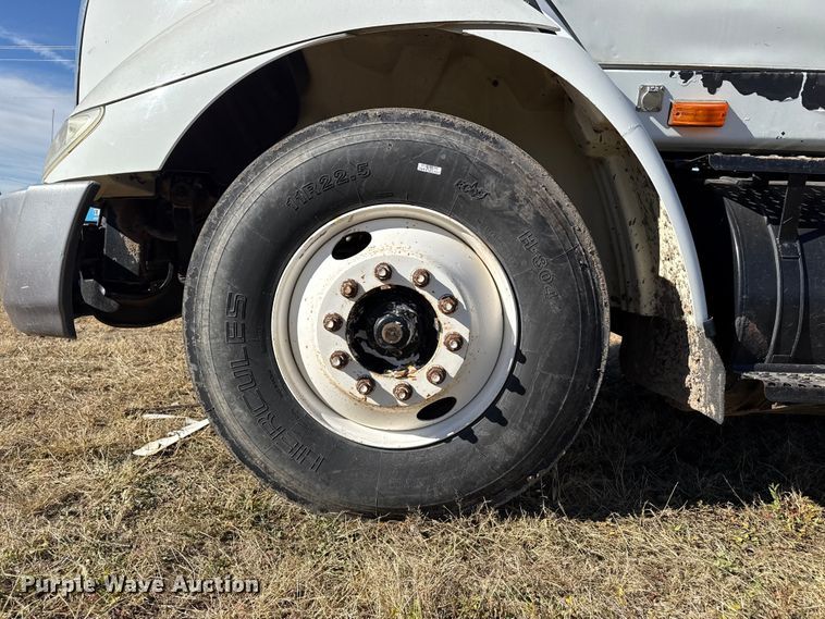 image for item EP0969 2005 International 8600 flatbed truck