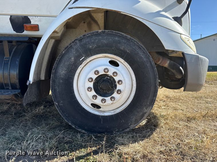 image for item EP0969 2005 International 8600 flatbed truck