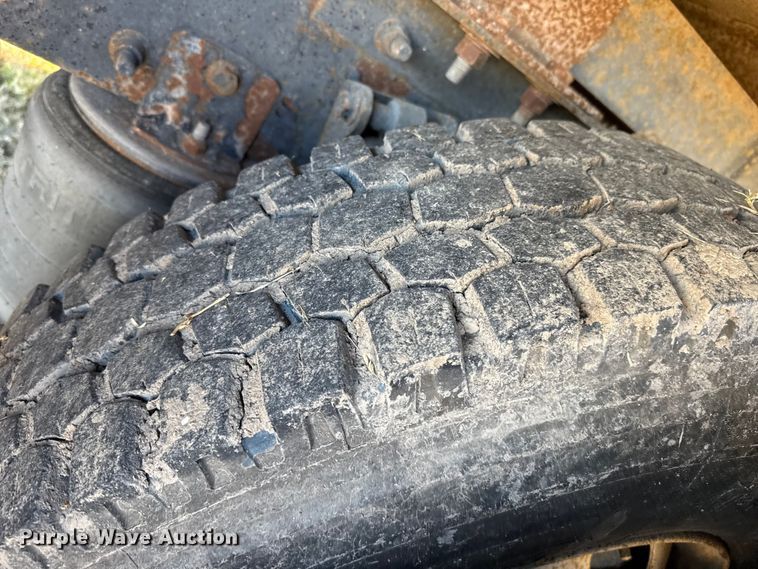 image for item EP0969 2005 International 8600 flatbed truck