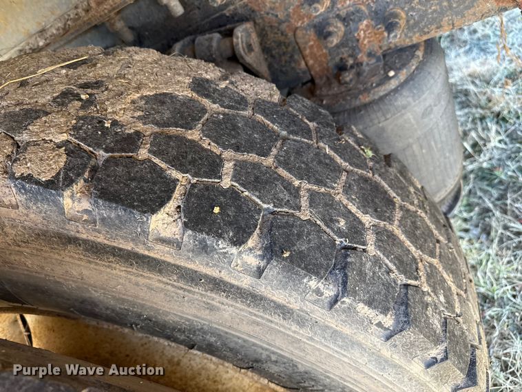 image for item EP0969 2005 International 8600 flatbed truck