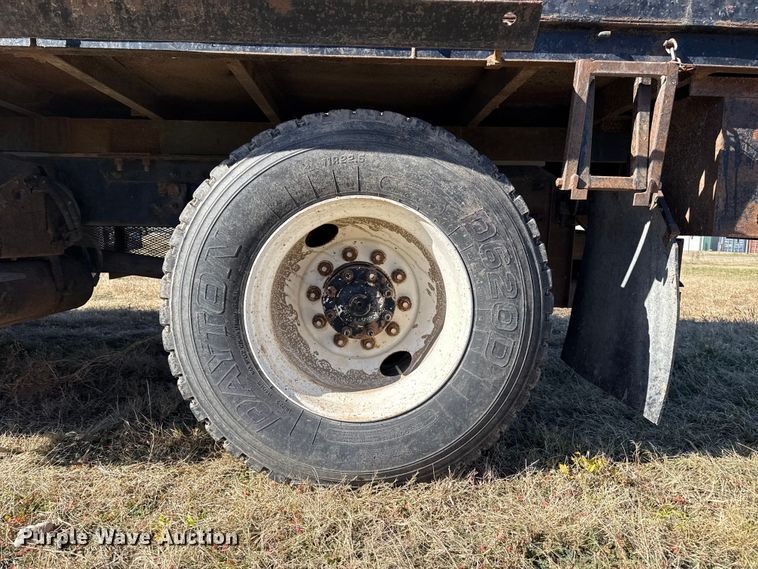 image for item EP0969 2005 International 8600 flatbed truck