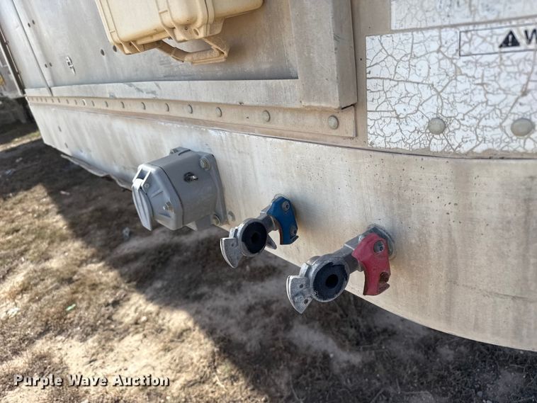 image for item EQ4697 2000 Wilson livestock trailer