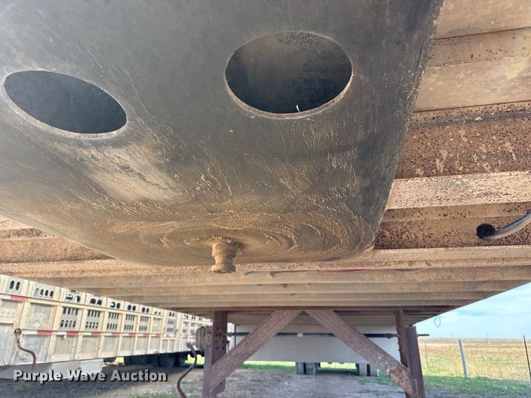 image for item EQ4697 2000 Wilson livestock trailer