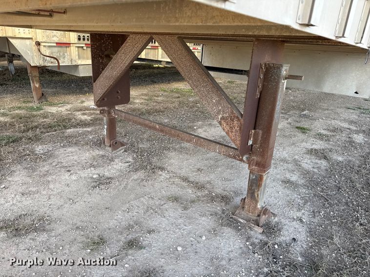 image for item EQ4697 2000 Wilson livestock trailer