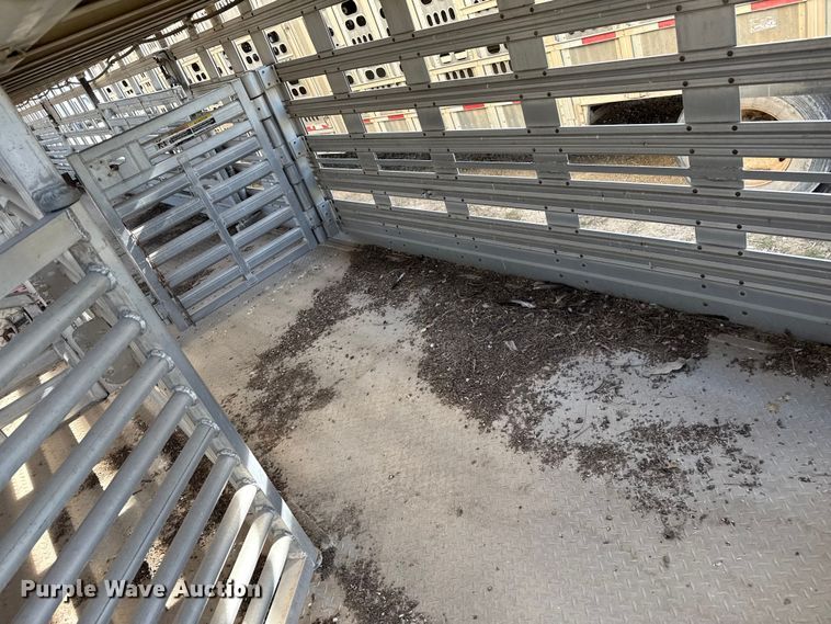 image for item EQ4697 2000 Wilson livestock trailer