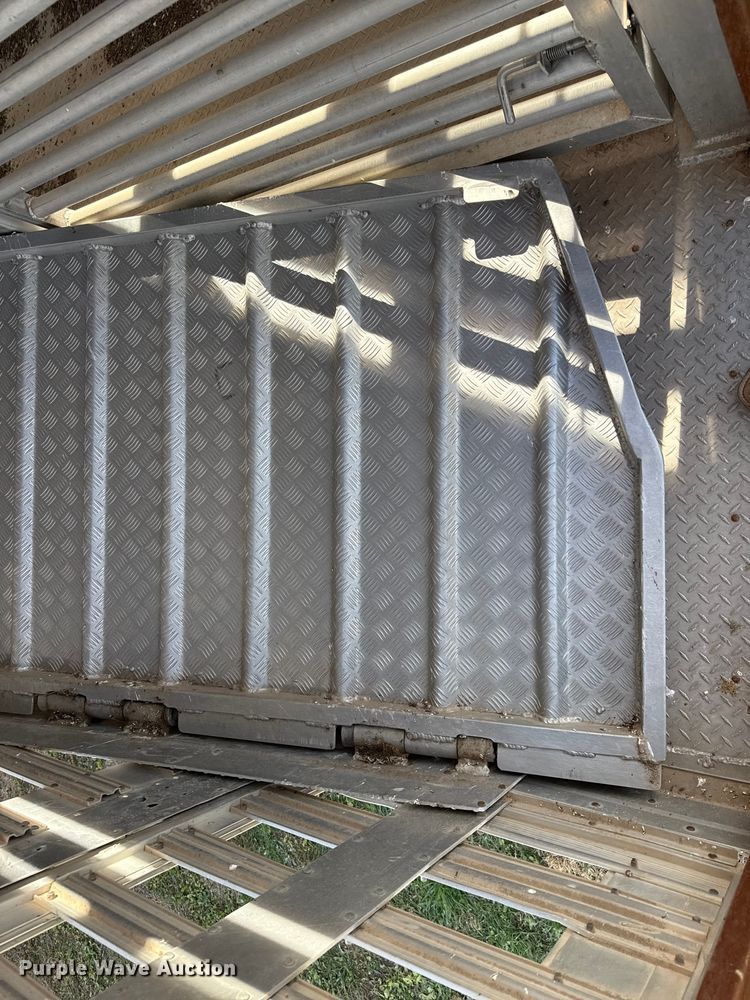 image for item EQ4697 2000 Wilson livestock trailer