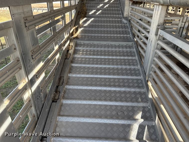 image for item EQ4697 2000 Wilson livestock trailer