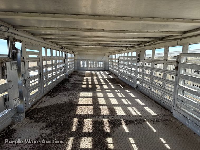 image for item EQ4697 2000 Wilson livestock trailer