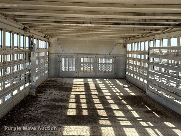 image for item EQ4697 2000 Wilson livestock trailer