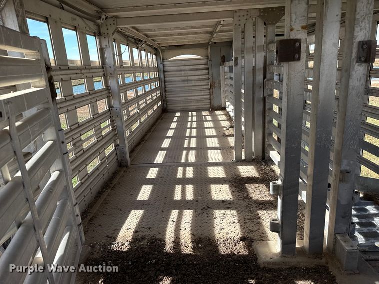 image for item EQ4697 2000 Wilson livestock trailer