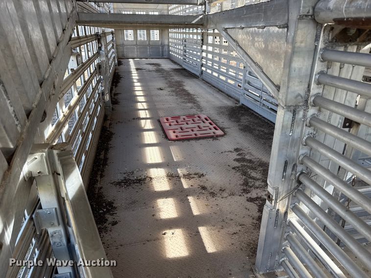 image for item EQ4697 2000 Wilson livestock trailer