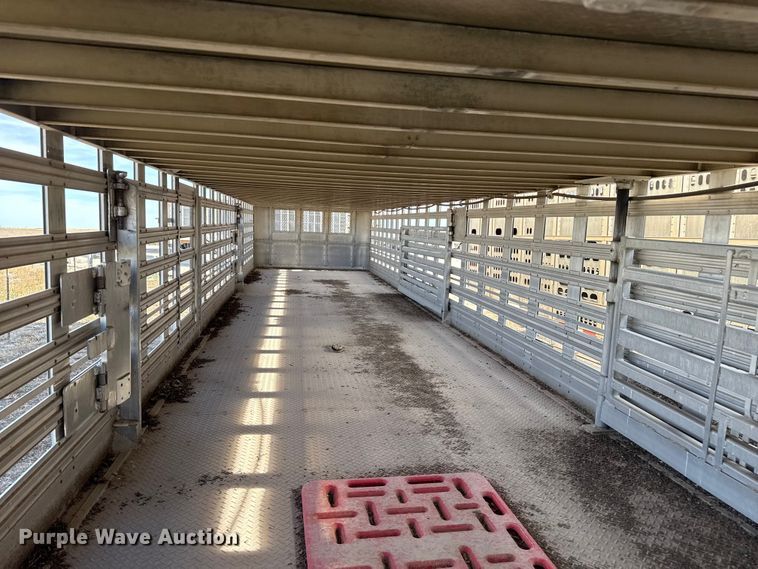 image for item EQ4697 2000 Wilson livestock trailer