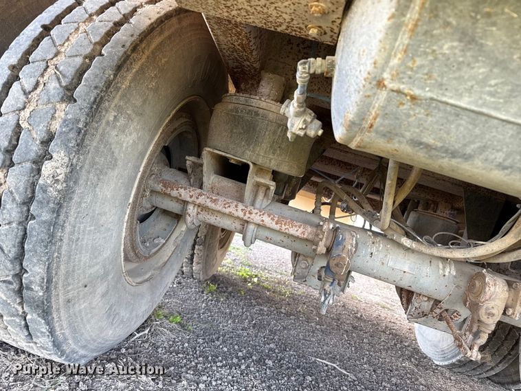 image for item EQ4697 2000 Wilson livestock trailer