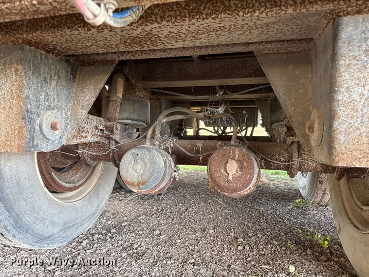 image for item EQ4697 2000 Wilson livestock trailer