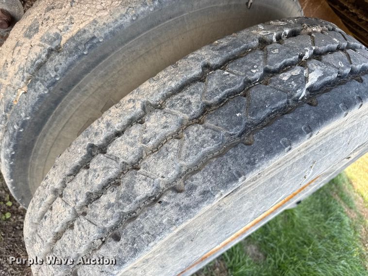 image for item EQ4697 2000 Wilson livestock trailer