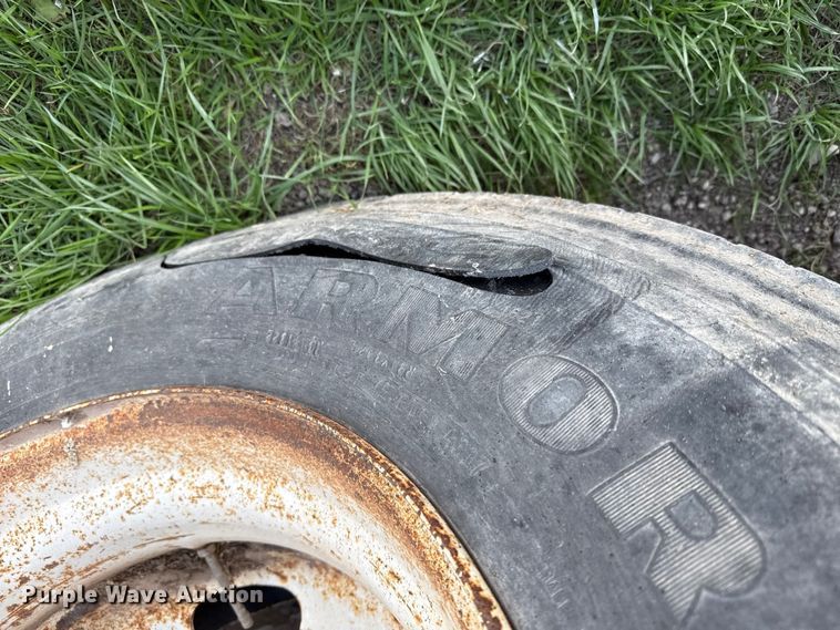 image for item EQ4697 2000 Wilson livestock trailer