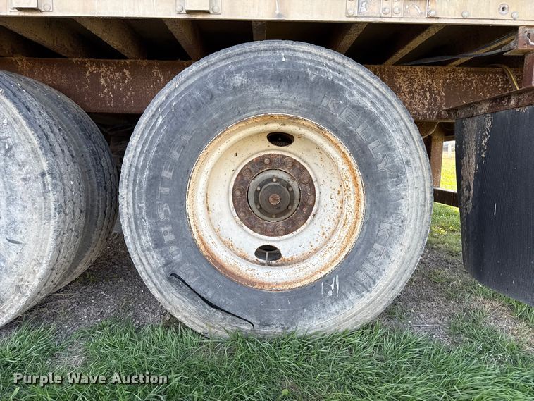 image for item EQ4697 2000 Wilson livestock trailer