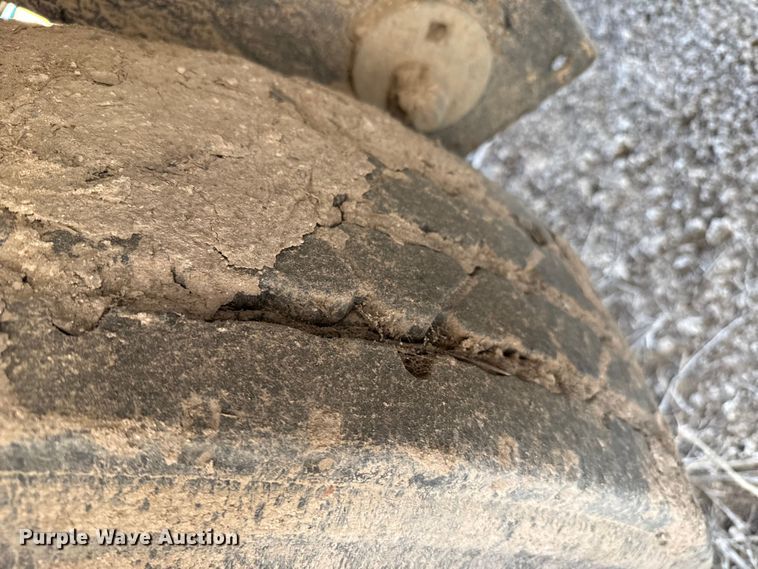 image for item EQ4697 2000 Wilson livestock trailer