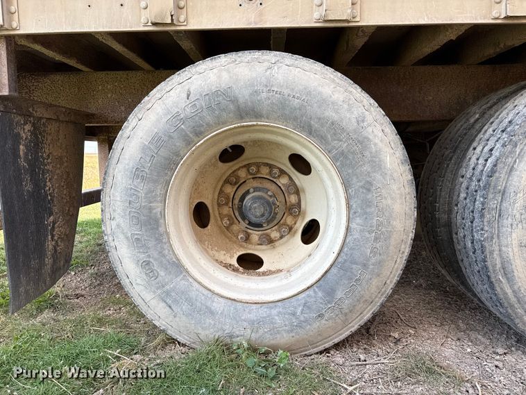 image for item EQ4697 2000 Wilson livestock trailer