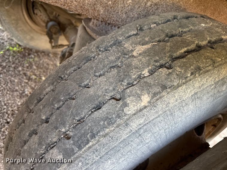 image for item EQ4697 2000 Wilson livestock trailer