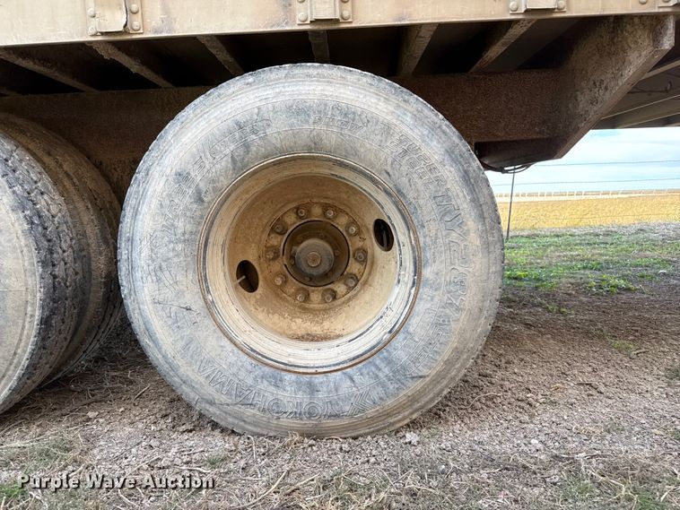 image for item EQ4697 2000 Wilson livestock trailer