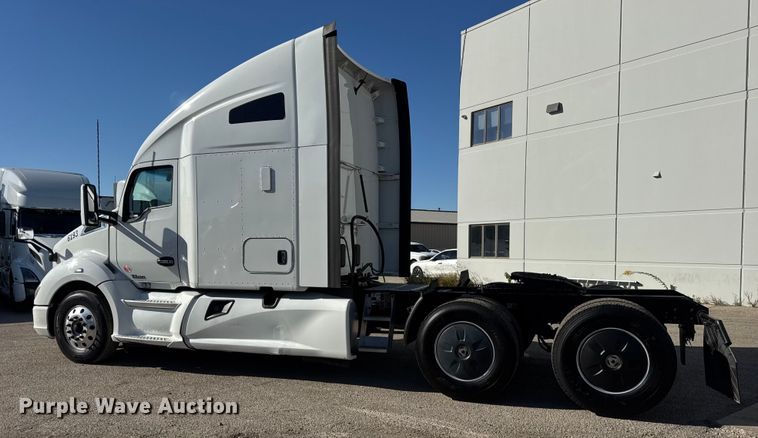 image for item ER0204 2020 Kenworth T680 semi truck