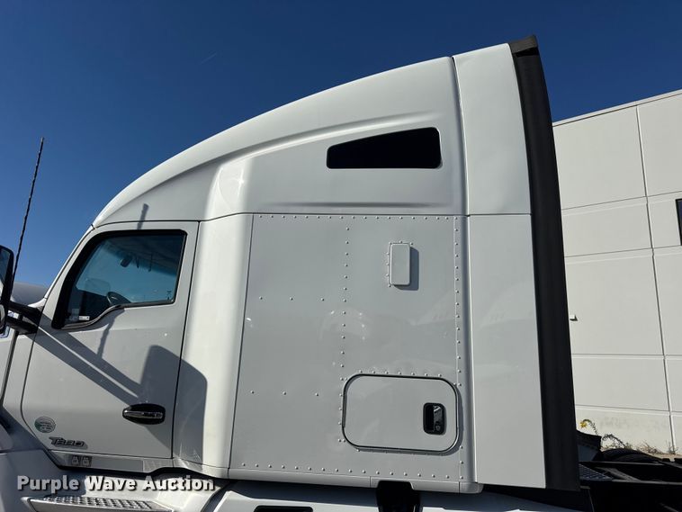 image for item ER0204 2020 Kenworth T680 semi truck