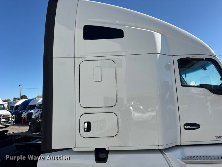 image for item ER0204 2020 Kenworth T680 semi truck