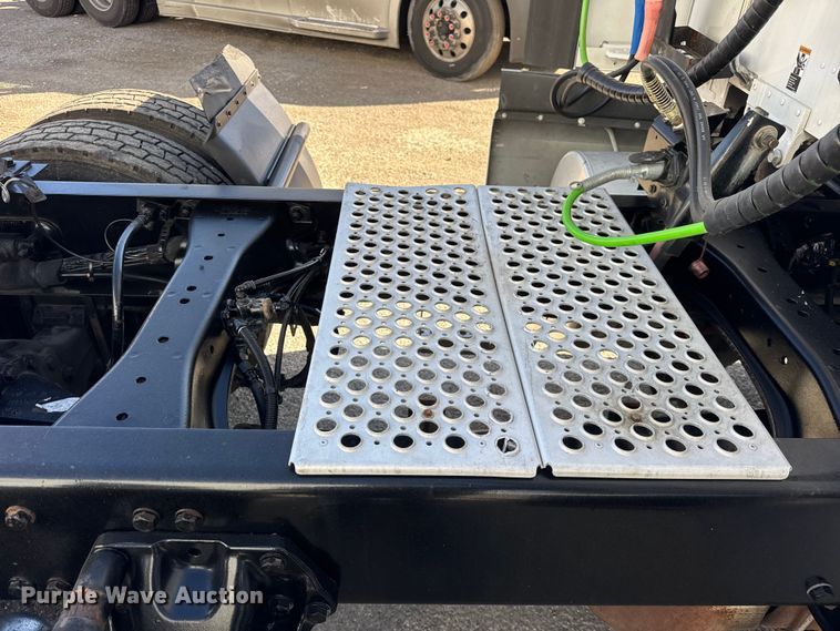 image for item ER0204 2020 Kenworth T680 semi truck