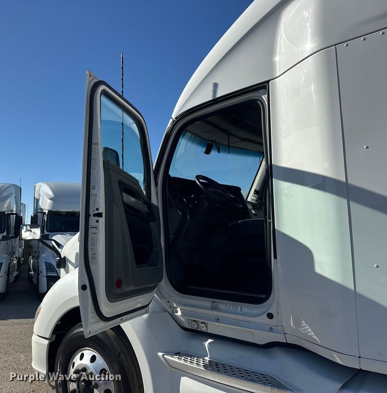 image for item ER0204 2020 Kenworth T680 semi truck