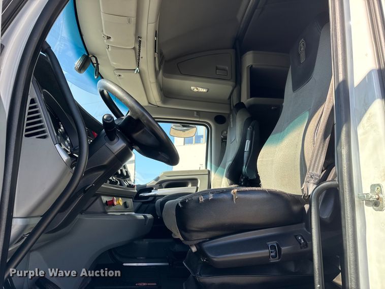 image for item ER0204 2020 Kenworth T680 semi truck