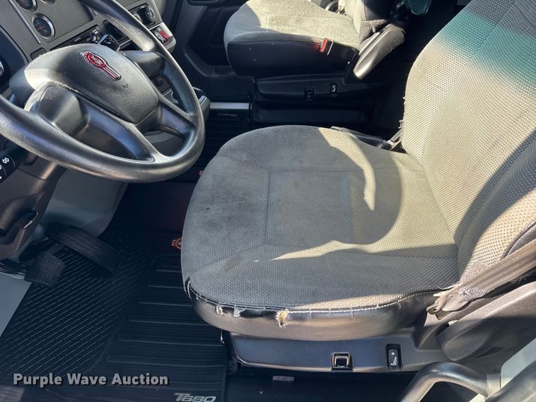 image for item ER0204 2020 Kenworth T680 semi truck