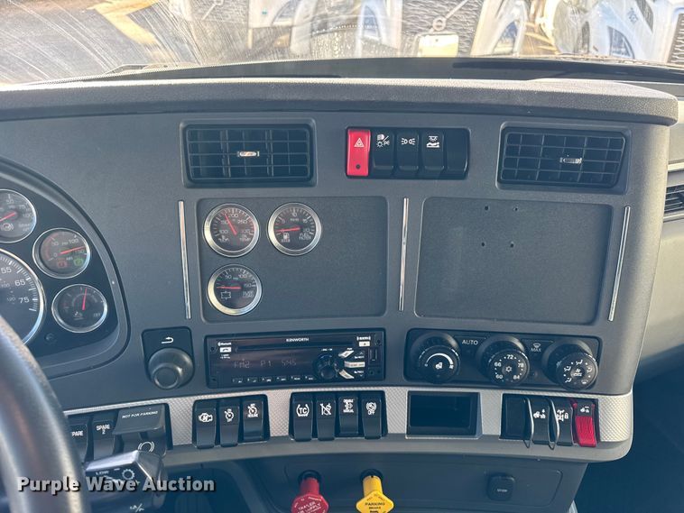 image for item ER0204 2020 Kenworth T680 semi truck