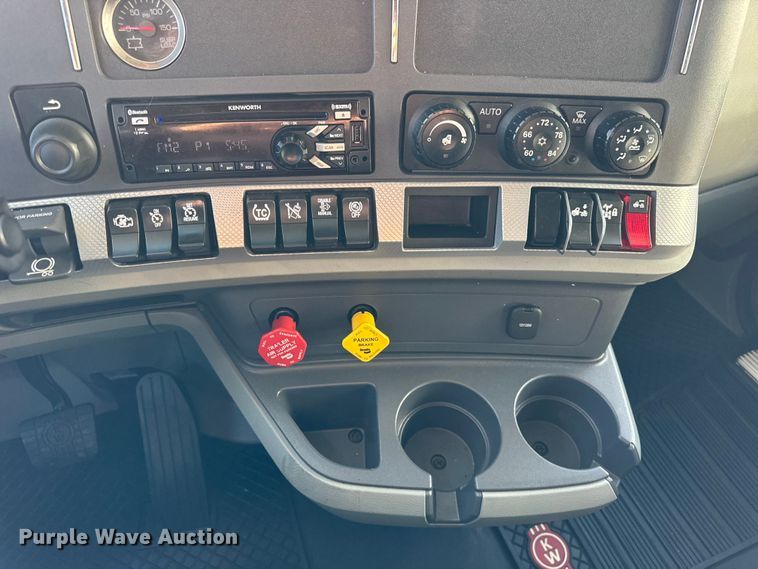 image for item ER0204 2020 Kenworth T680 semi truck